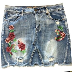 VIP Jeans Distressed Denim Flower Embroidered Frayed Hem Skirt Junior Large